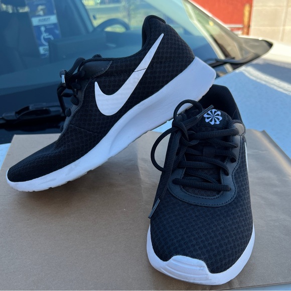 Women’s Tanjun Nike Shoes - Picture 1 of 7